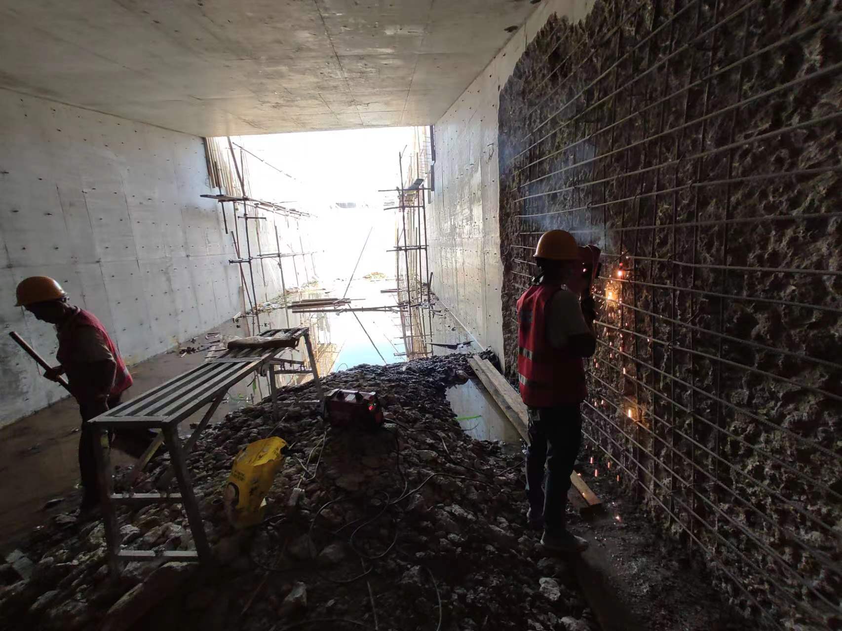 海南挖断承重墙导致楼体开裂，加固施工方案出炉